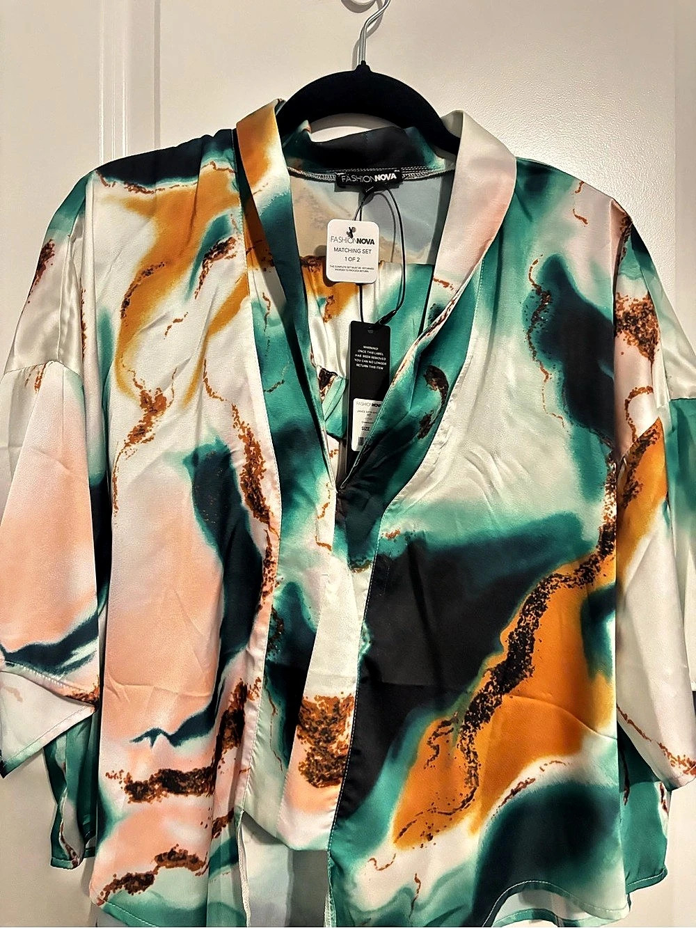 Fashion Nova Janice Satin Short Set Abstract Print Blouse in Green & White Size